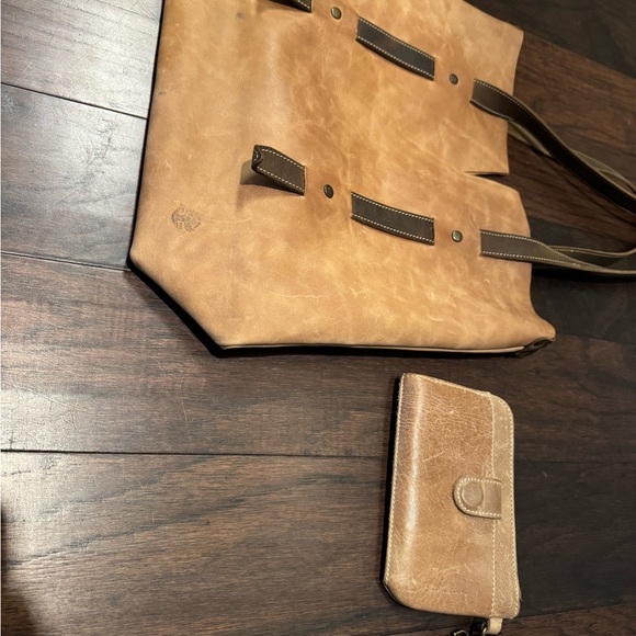 Oak River v tote brown leather with coordinating clutch wristlet set - Picture 7 of 9